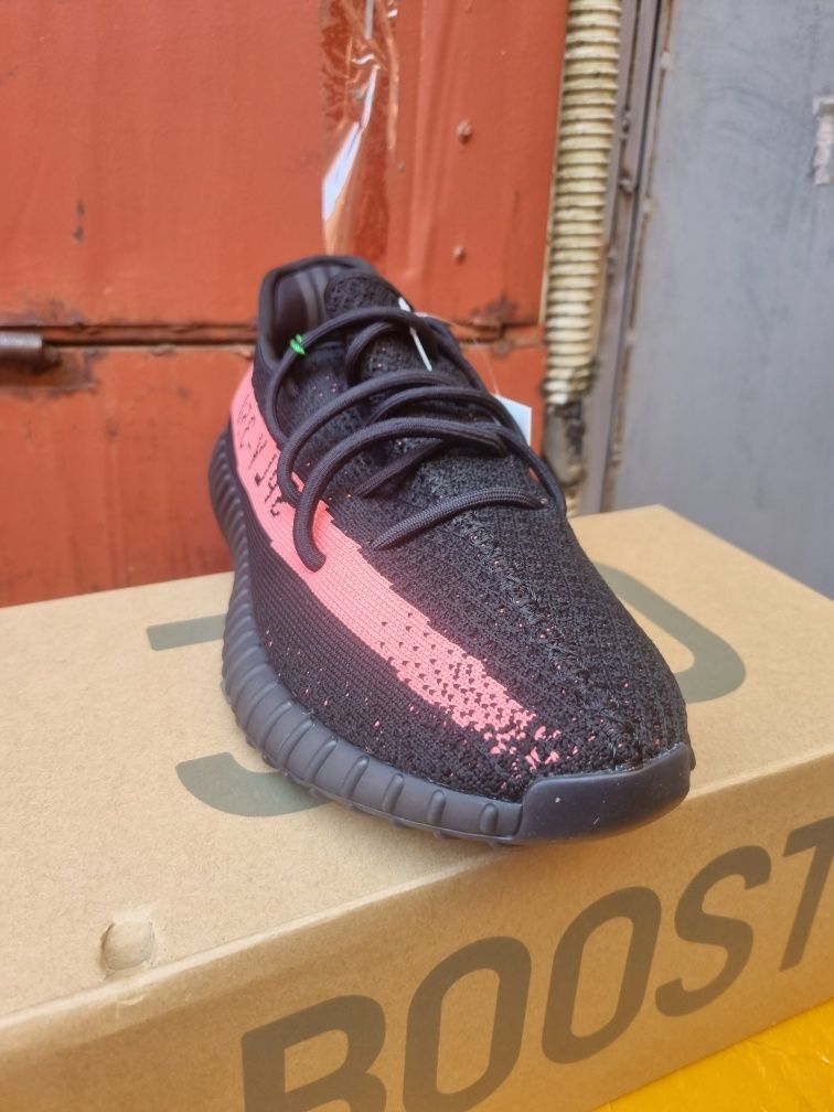 adidas Yeezy Boost 350 V2
Core Black Red (2016/2022)