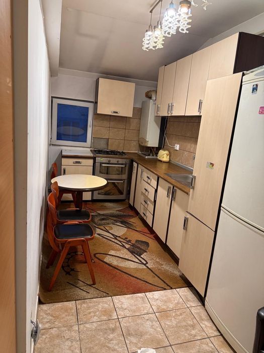 Mobilă de bucătărie împreună cu electrocasnice