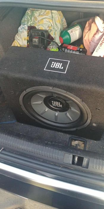 Vând două subufere auto cu tot cu stație stația e nouă și are garație