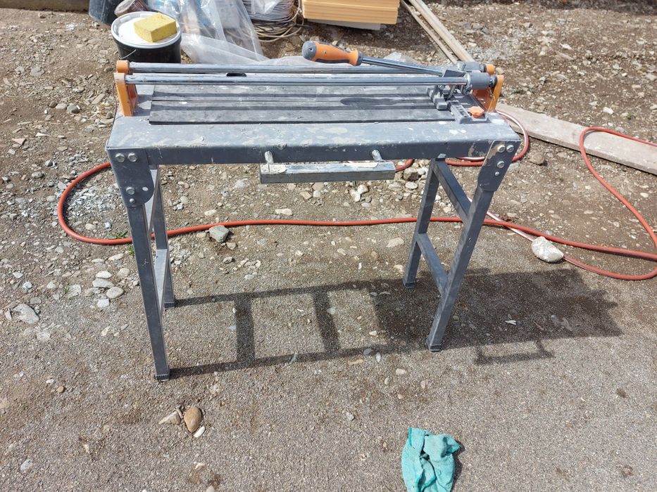 Vând mașină de tăiat gresie în stare foarte bună.