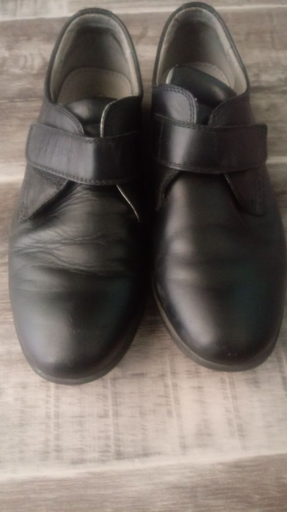 Сменная обувь в отличном состоянии, коженные туфли и макасы 34 - 35р