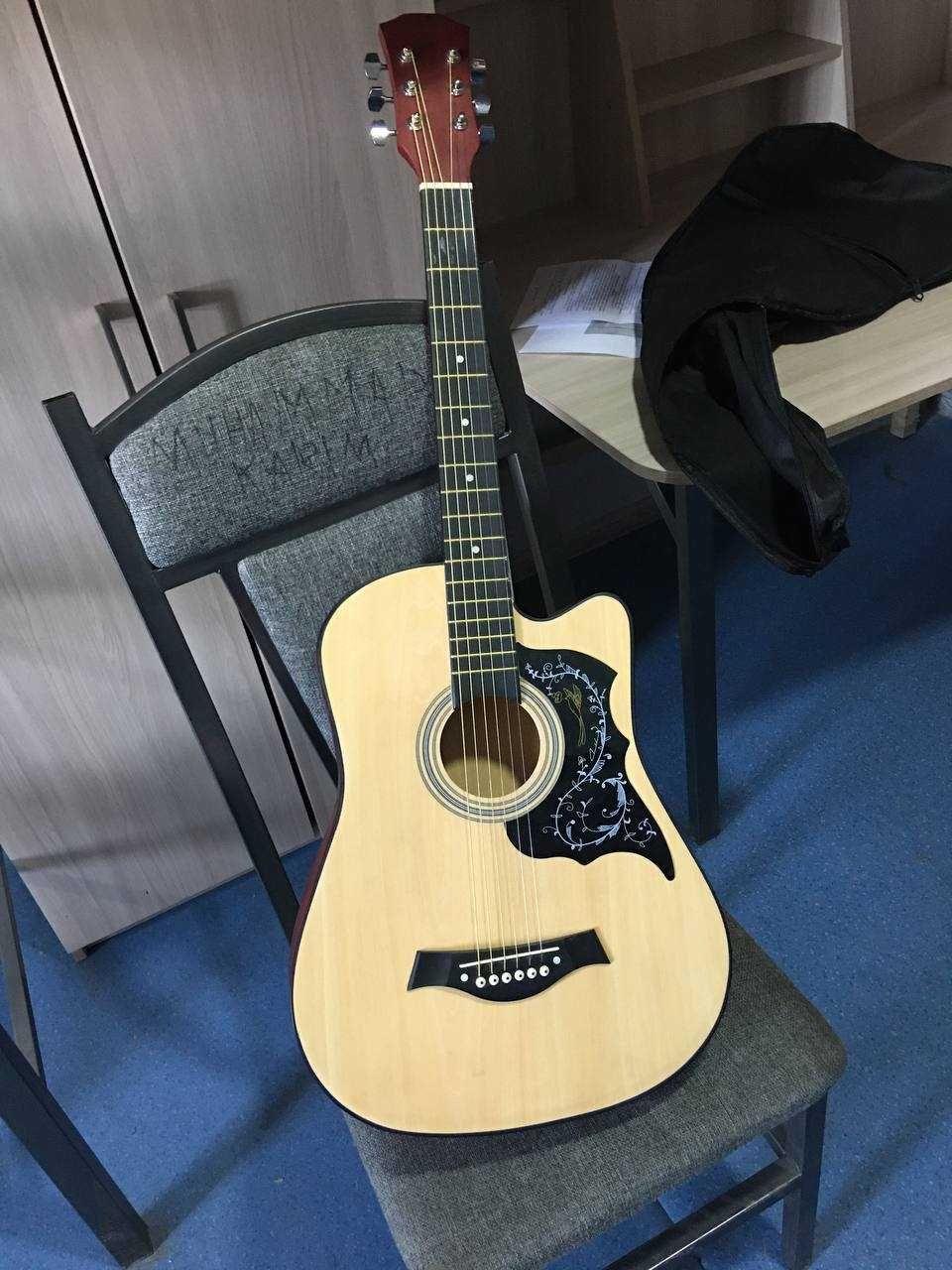 Gitara akustika full komplekt yangi sotiladi