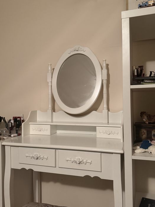 Masă de toaletă elegantă cu oglindă și scaun