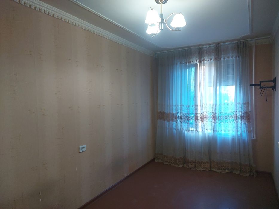 Толстой 12 3хонали 4 этаж урта падезд срочна  такалган нархи