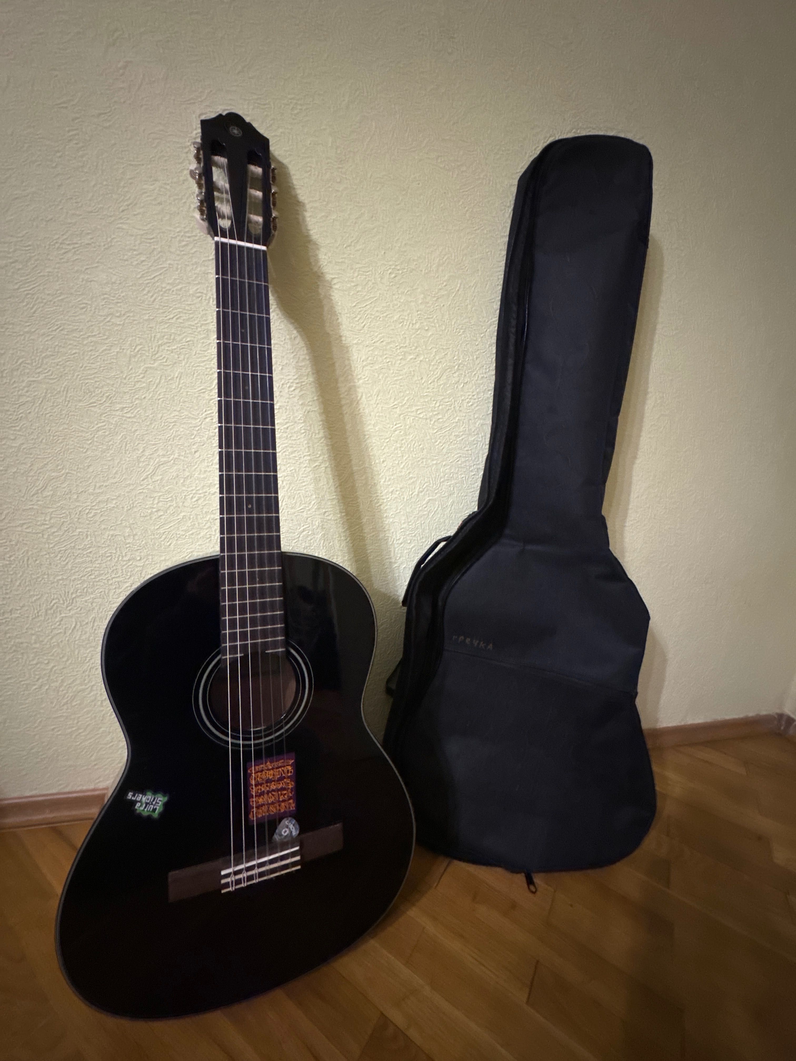 Гитара Yamaha C40 с чехлом (стикеры можно убрать,в подарок медиатор)