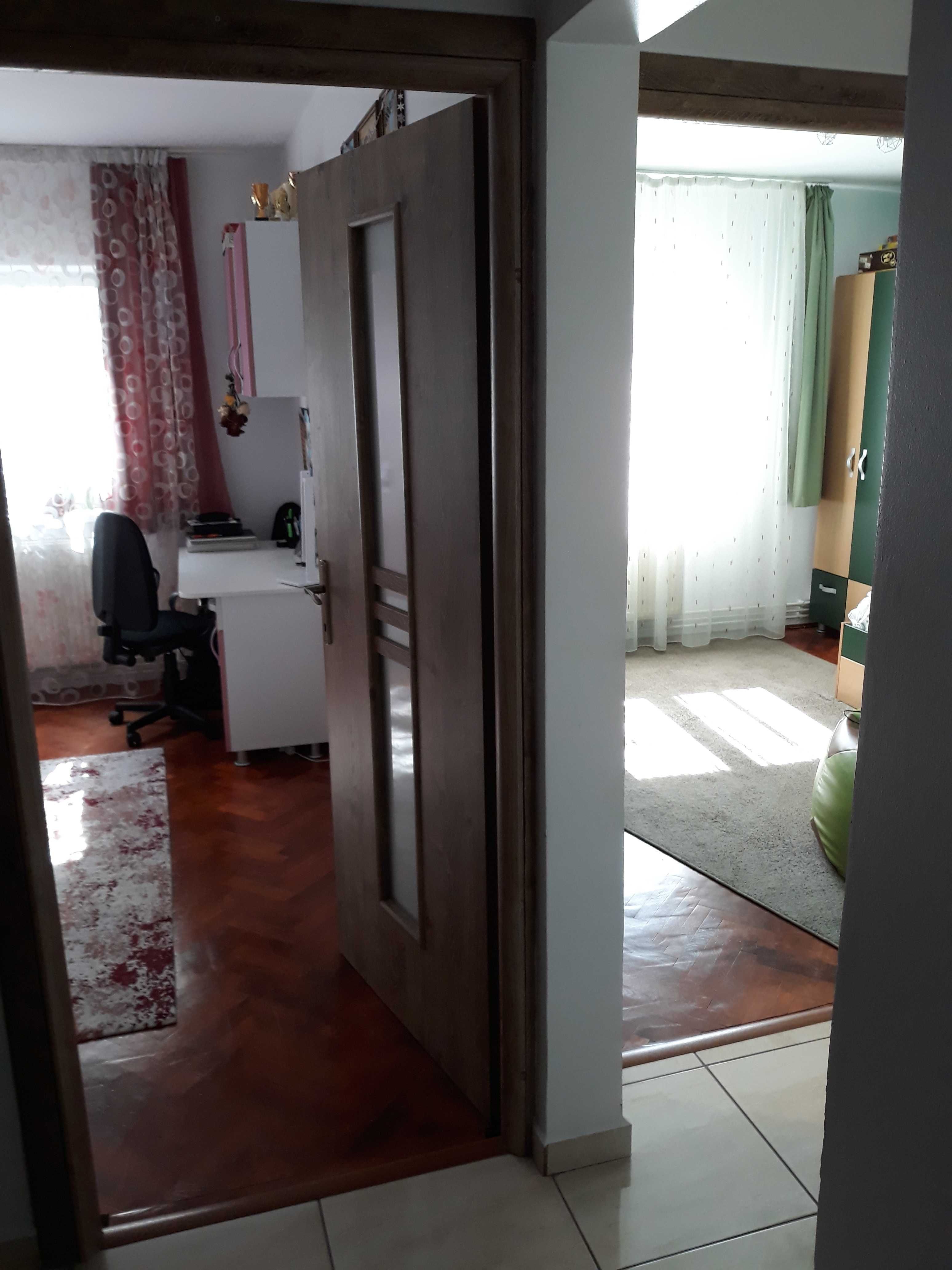 Vand apartament cu 3 camere