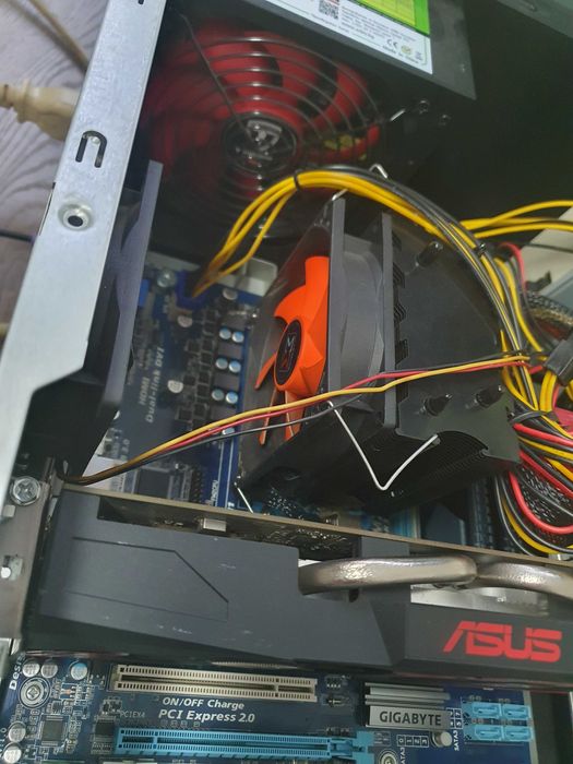 Геймърски компютър с 4 ядрен процесор видеокарта RX570 и монитор Dell