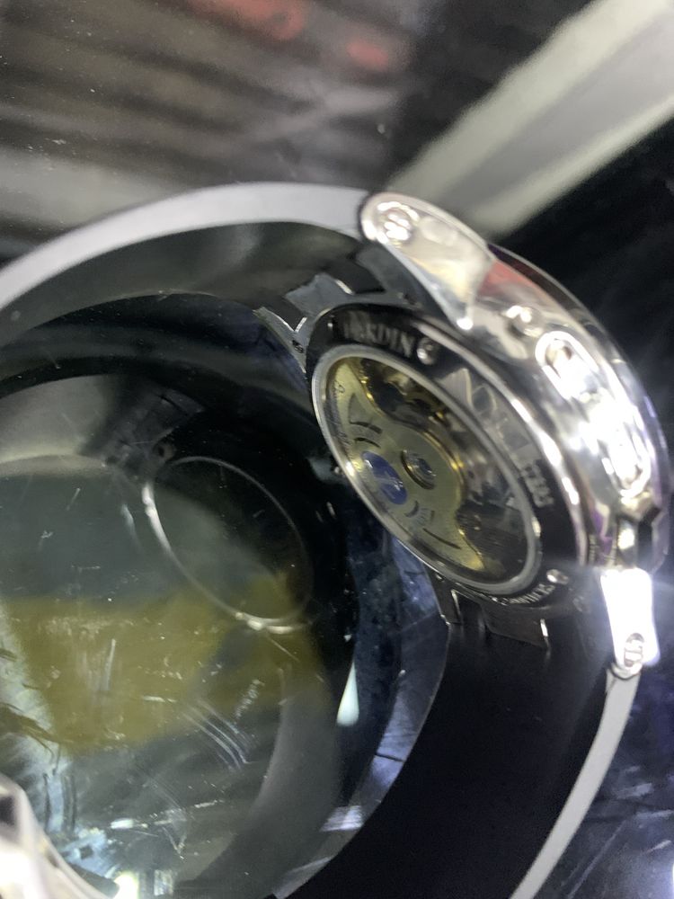 Продается часы механические ULYSSE NARDIN в отлично состоянии годовая