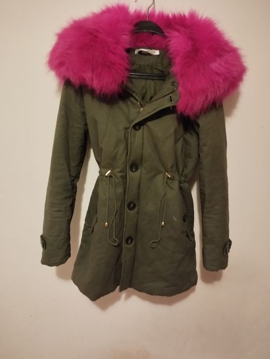 Тъмно зелено яке с розова качулка, и палтенце-цветно