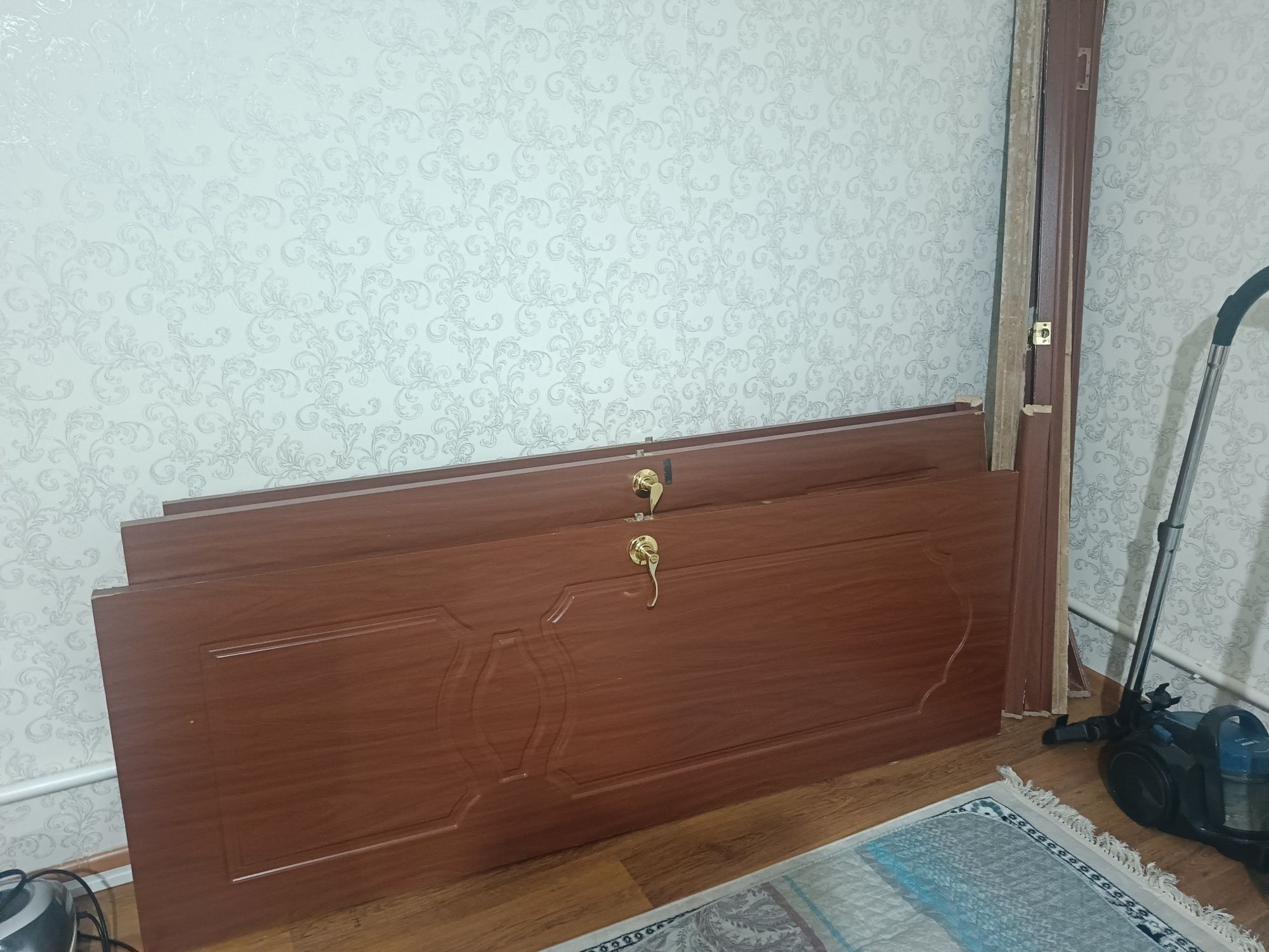 Продам Бу межкомнатные двери