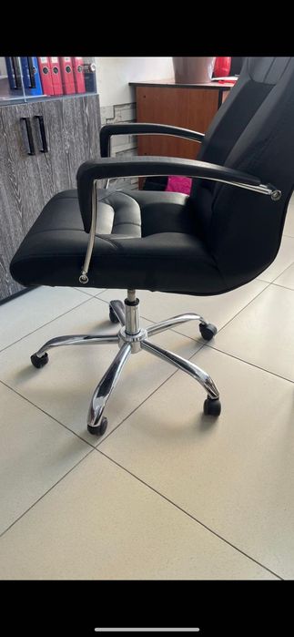 Продается кожаное кресло