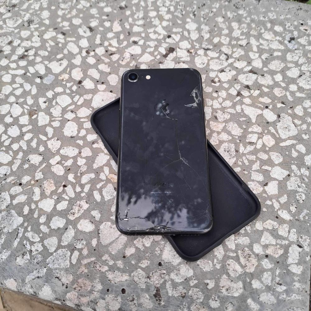 Vând sau schimb iphone8 fisurat