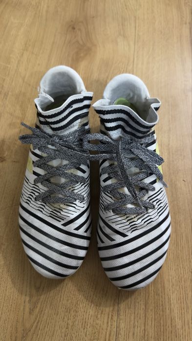 Детски футболни бутонки