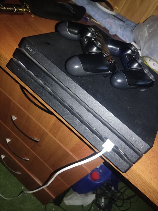 Sony Playstation 4 Pro 1TB.