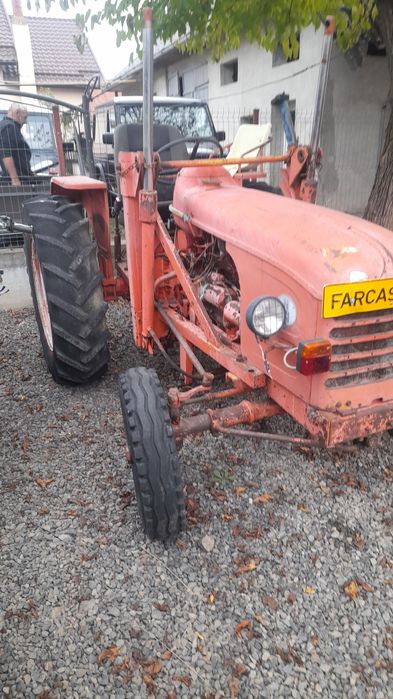 Vând tractor Renault  38 de cai  plug remorcă  și braț de ridicare