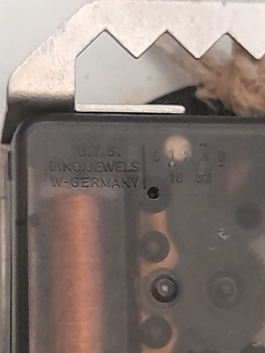 Doua ceasuri perete bucătărie quartz