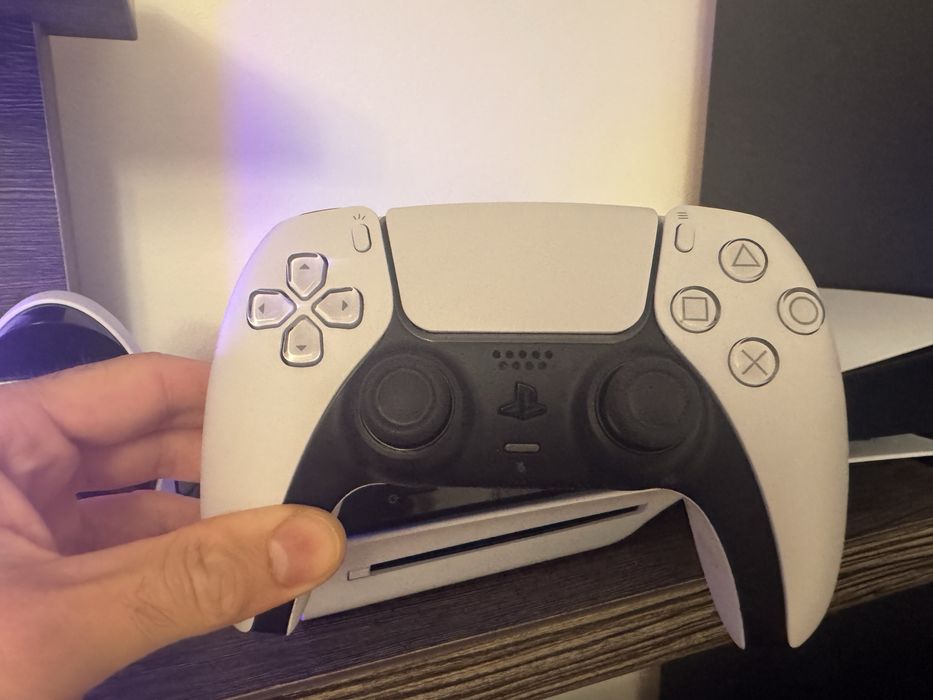 PlayStation 5 Slim 1TB + Controller + Stand de încărcare
