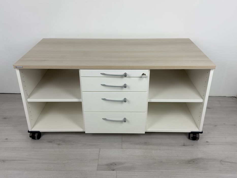 телевизионен шкаф с четири чекмеджета и колелца за лесно местене.