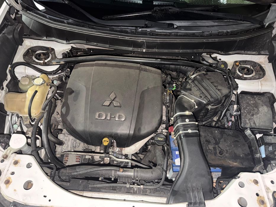 Mitsubishi Outlander 2 , An fab 2010 , 4 x4 ,7 Locurii