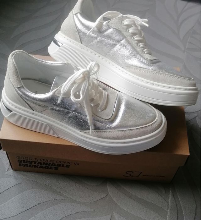 Сребристи маратонки