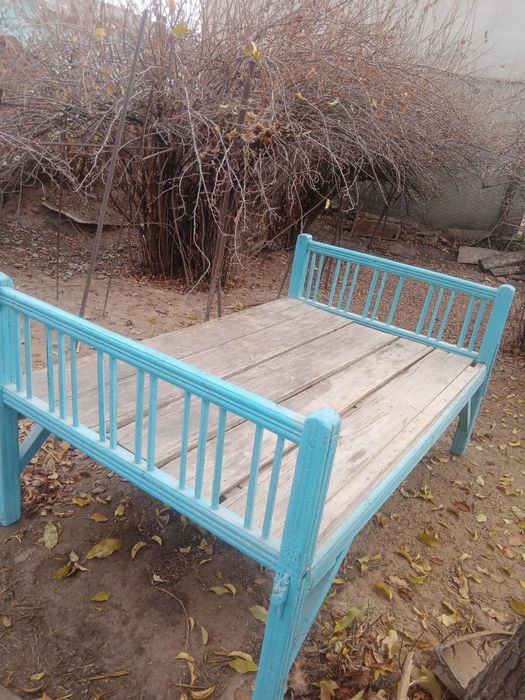 Чорпая Кровать дерево.