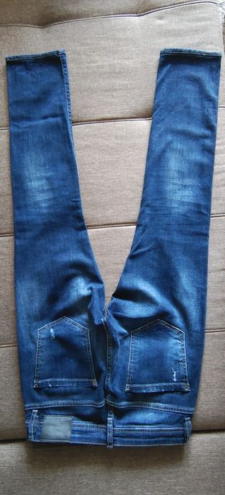Vând jeans Dsquared2 Size 48 originali în stare excelentă