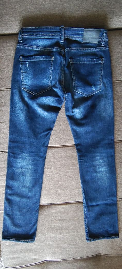 Vând jeans Dsquared2 Size 48 originali în stare excelentă