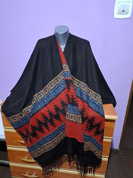Vând Poncho de Iarna  cu Franjuri Nou