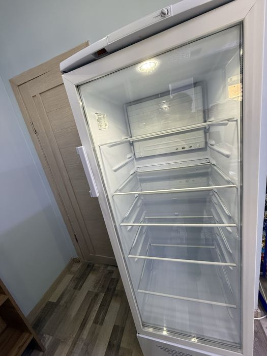 Продам холодильник все работает морозит хорошо