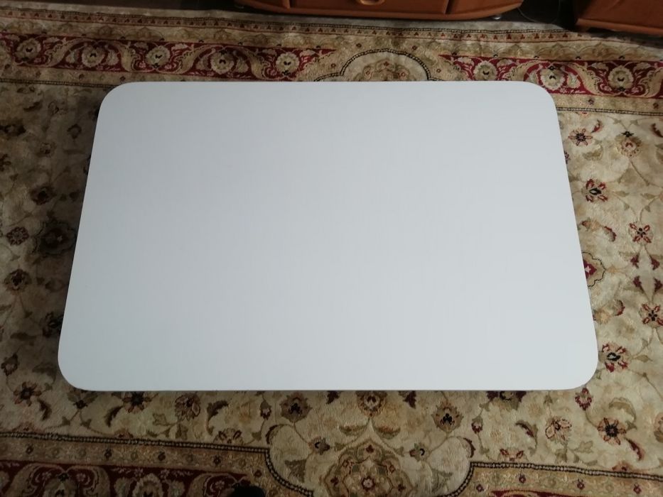 Кухонный стол белого цвета