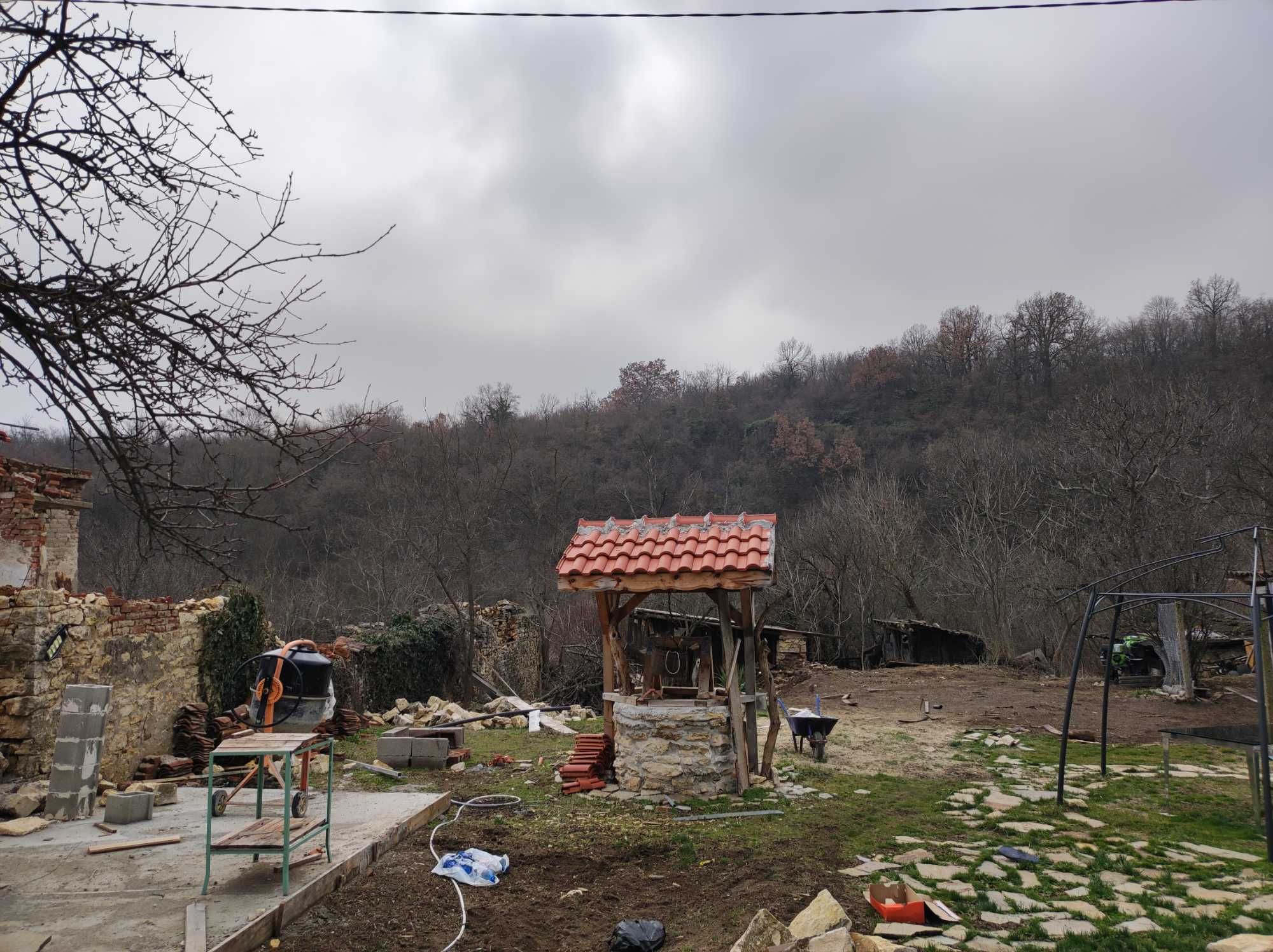 Къща с двор в село Златна Ливада
