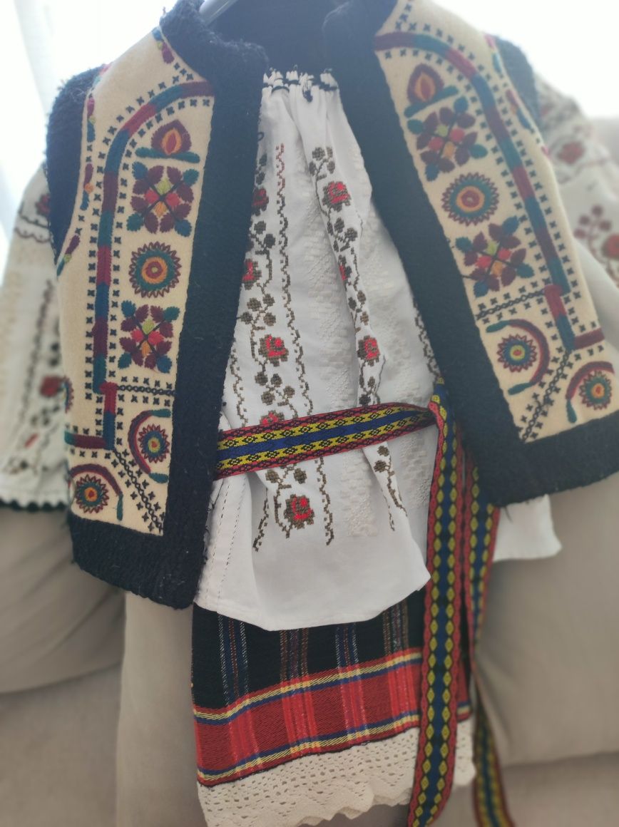 Costum popular zona Moldovei