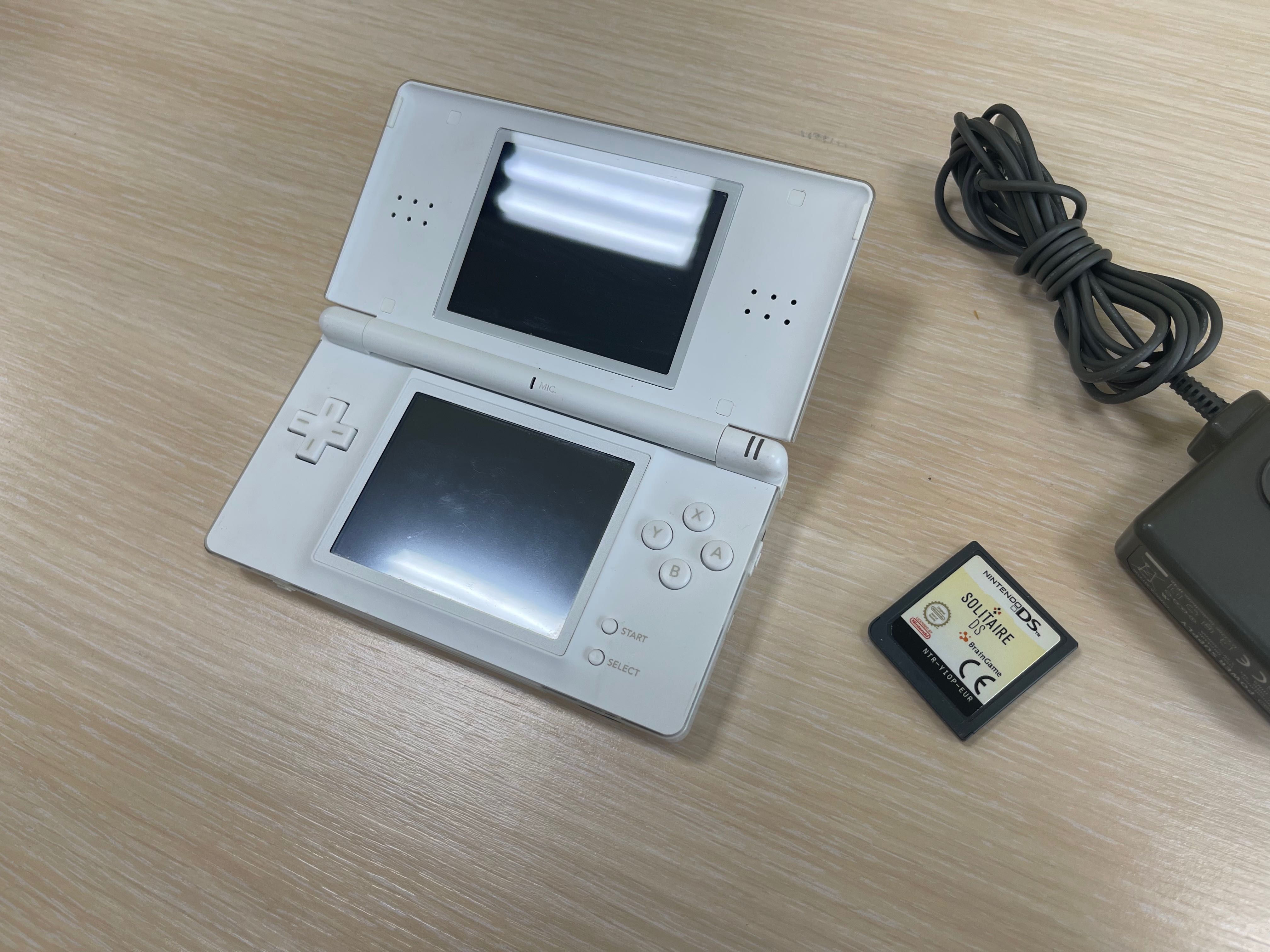 Оригинален Nintendo DS Lite – Бял + Адаптер + Писалка + Подарък игра
