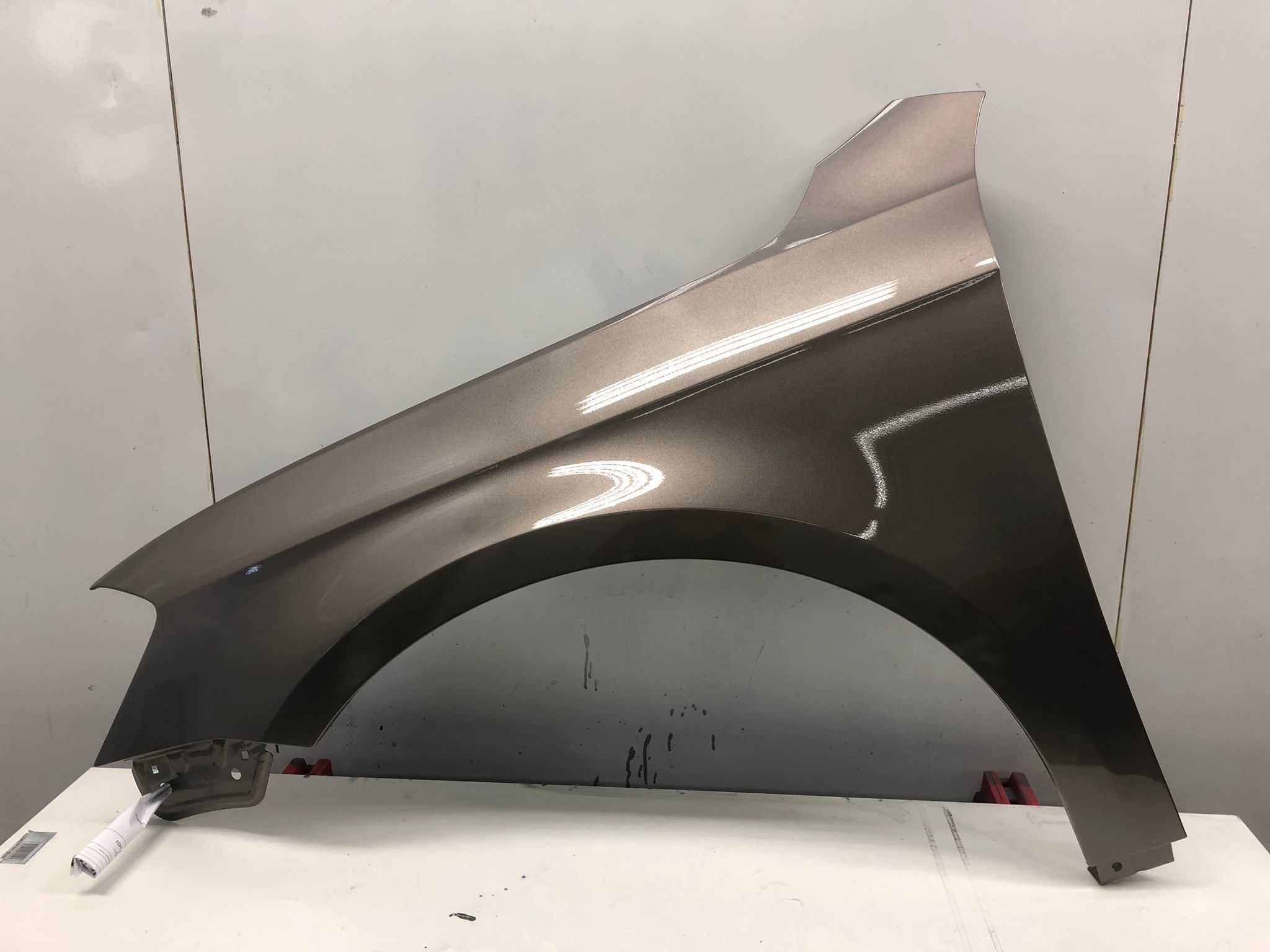 Aripa Fata Stanga VW Passat B7 An 2011-2015 (LA8X (Auriu))