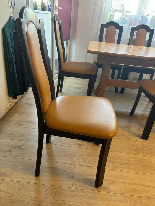 PF vând masă extensibila cu 6 scaune din lemn