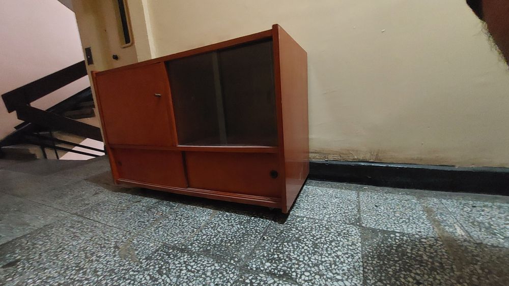 Подарявам тв шкаф
