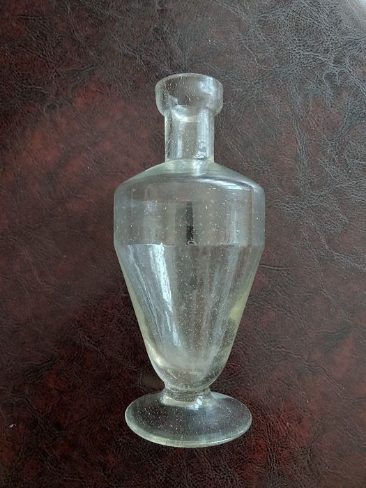 Бутилка стара с малки мехурчета в стъклото