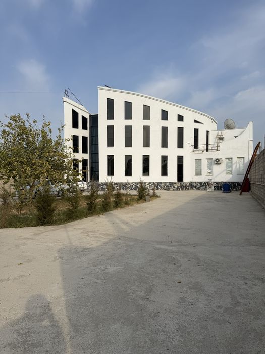 Навоий шахрининг саноат зонасида жойлашган база ва нотурар бино сотила