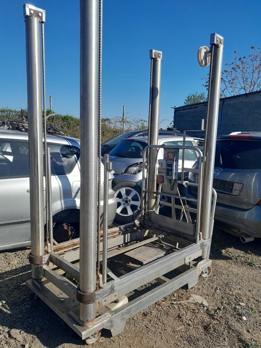 Продавам товарен асансьор