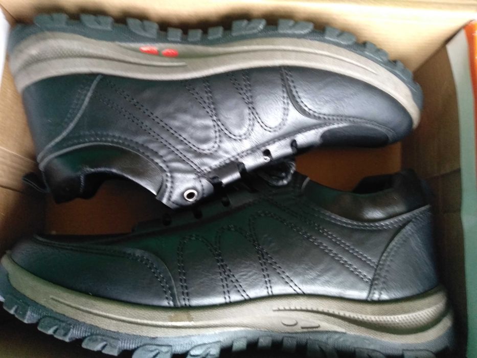 De vânzare adidași noi