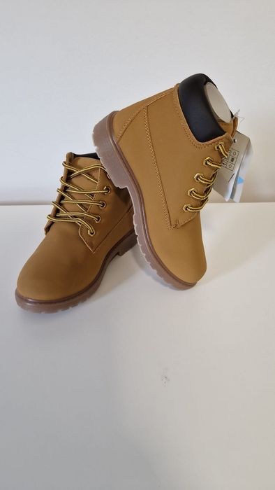 Bocanci Crafted impermeabili piele ecologica..marimea 31 maro/ 29 albs