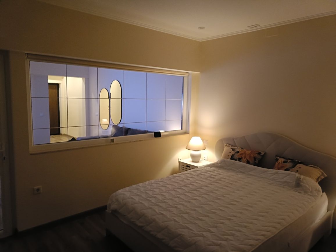 Închiriez apartament la curte