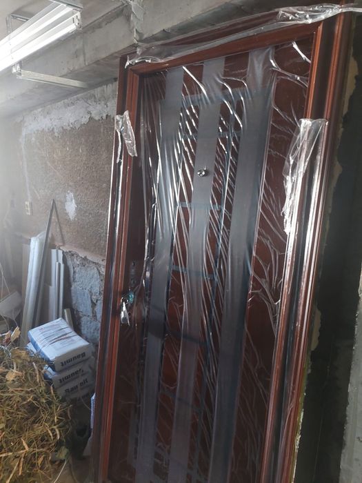 Чисто нови  входни метални врати 190-75