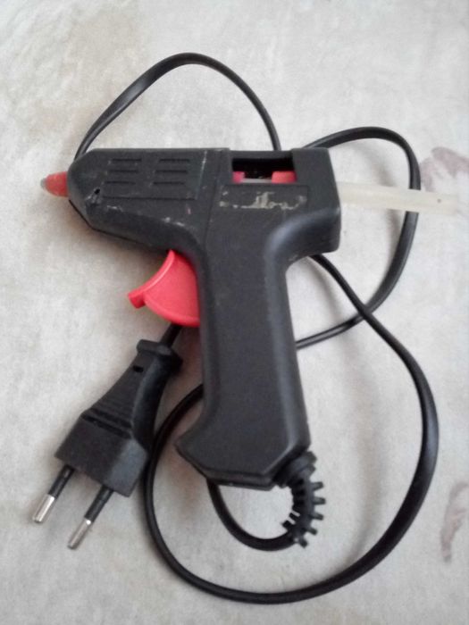 пистолет за лепене със силикон