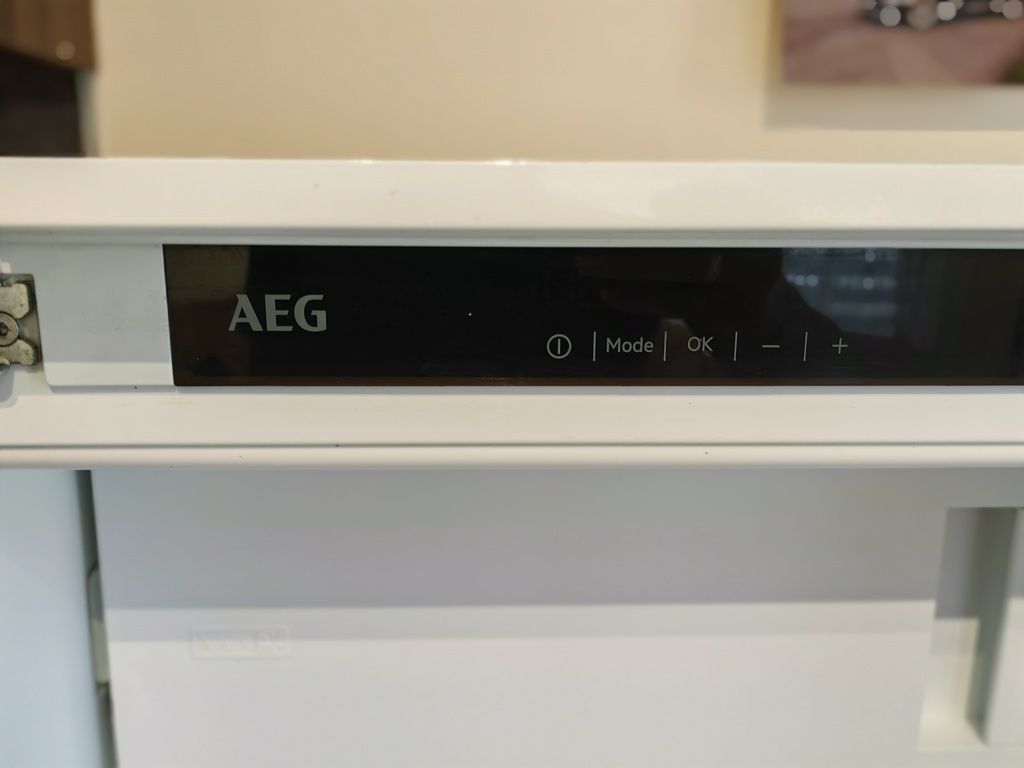 Хладилник за вграждане AEG