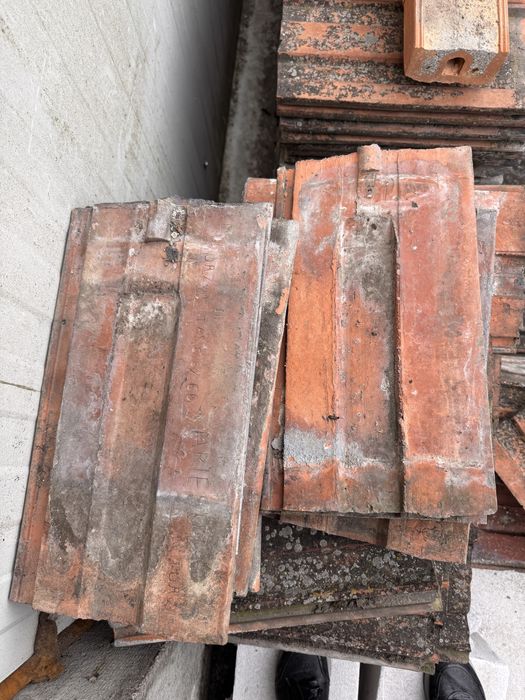 Tigla veche in stare buna