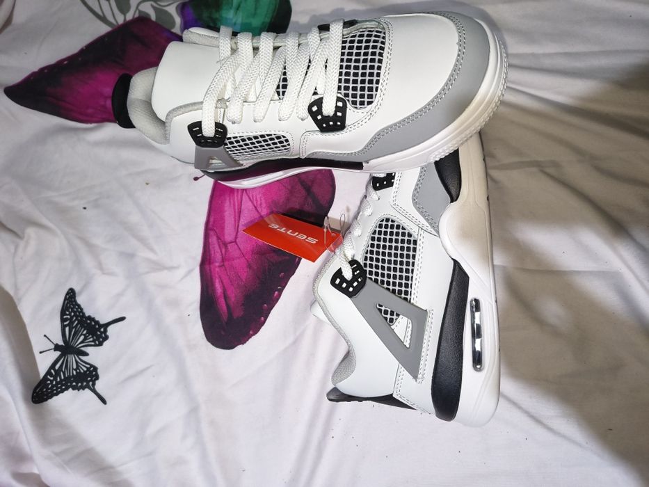 Adidași sente (seamănă cu Jordan 4)