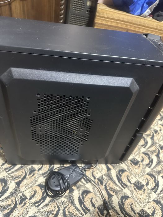 Настолен геймърски  компютър + монитор