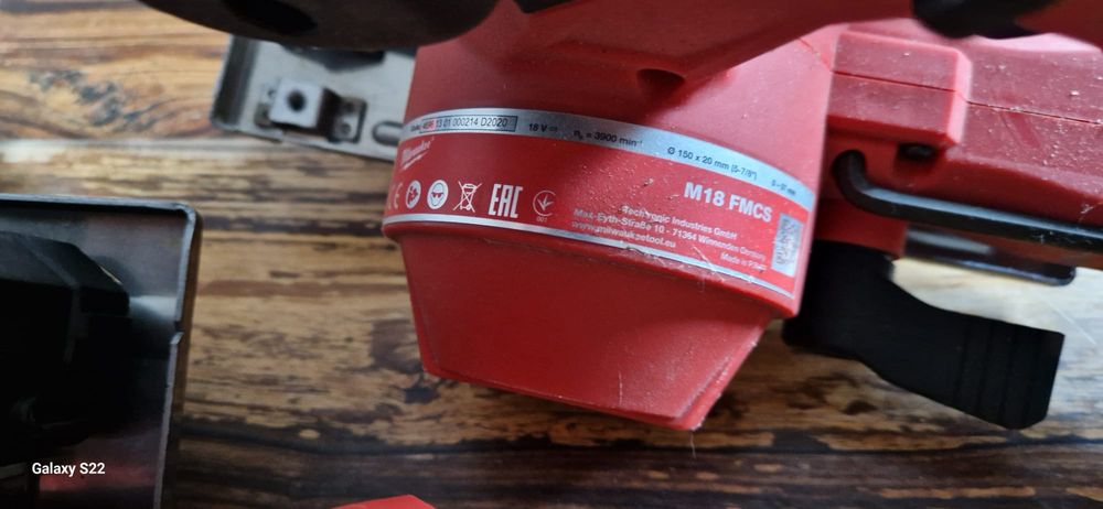 Milwaukee circular pentru metal pe acumulator