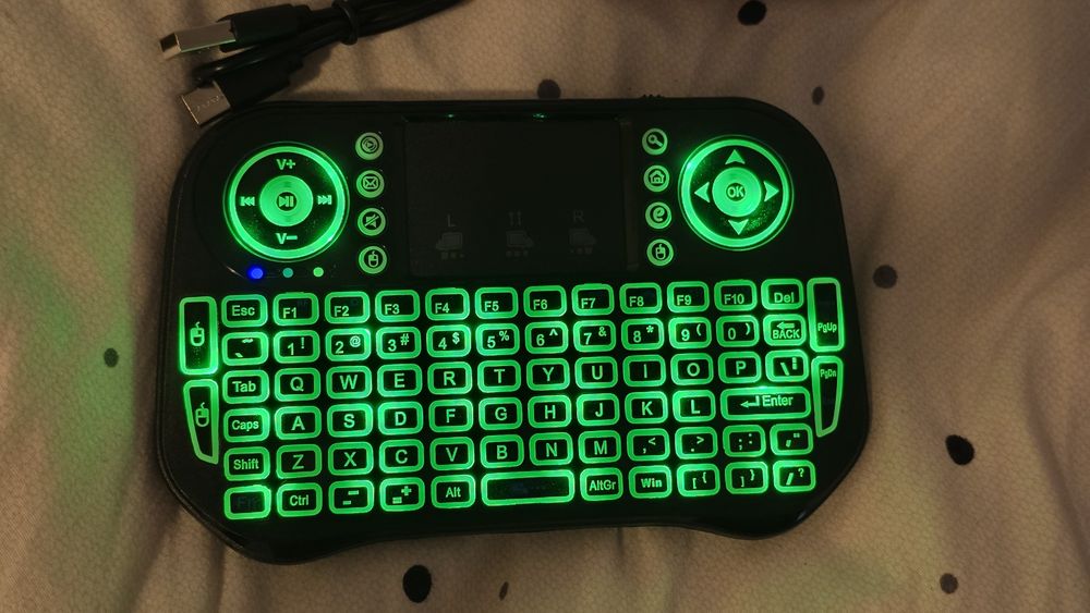 Mini keyboard de gaming wireless cu lumini si touchscreen